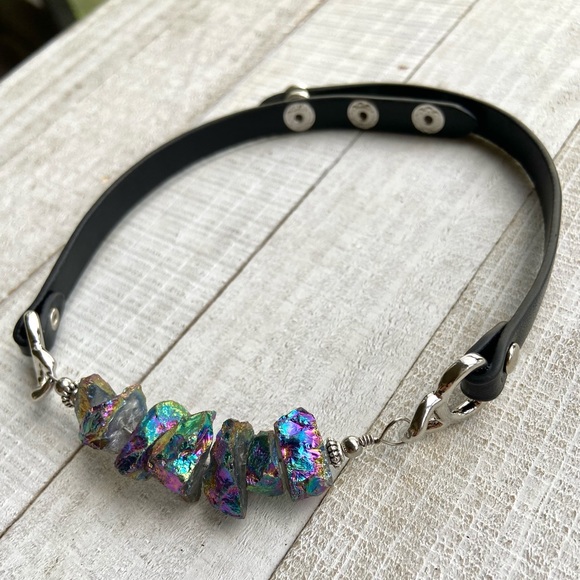 Druzy quartz choker . Rainbow iridescent druzy crystal quartz leather choker - Picture 7 of 12